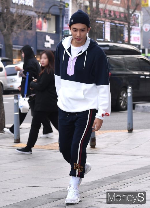 [머니S포토] 성훈, 시선 사로잡는 패션