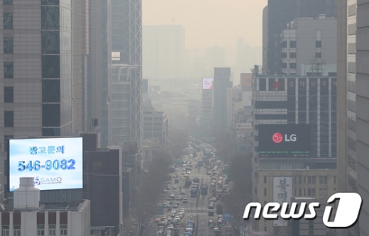 수도권에 고농도 미세먼지 예비저감조치가 발령된 28일 서울 종로구 도심이 뿌옇다. /사진=뉴스1