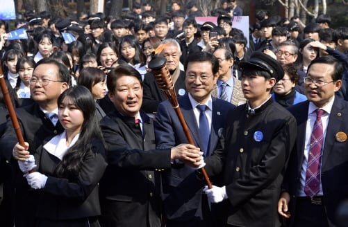 이용섭 광주광역시장(앞줄 왼쪽 4번째)과 권영진 대구시장(왼쪽 3번째)이 28일 오전 대구 2·28기념 중앙공원에서 열린 2·28민주운동 재현행사에서 '민주의 횃불'을 함께 점화한 뒤 학생대표들과 손을 맞잡고 있다./사진제공=광주광역시