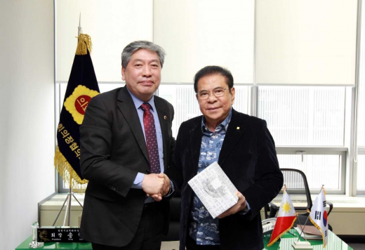 송한준 의장(왼쪽)이 챠빗 싱송 필리핀 지방의원협의회 회장을 접견하고 있다. / 사진제공=경기도의회