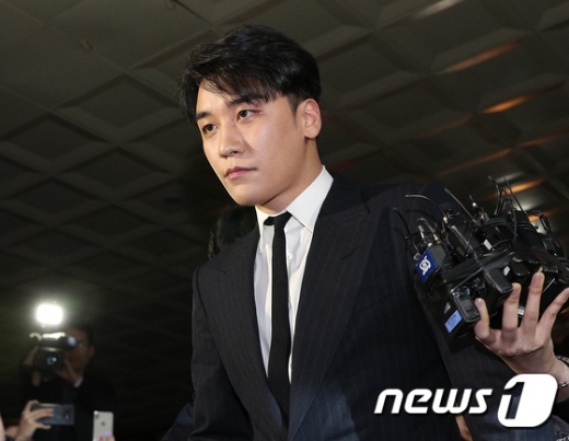 자신이 운영에 참여했던 클럽 버닝썬에서 '성접대'를 한 의혹을 받고 있는 가수 승리(본명 이승현)가 27일 오후 서울 종로구 서울지방경찰청으로 출석하고 있다. /사진=뉴스1