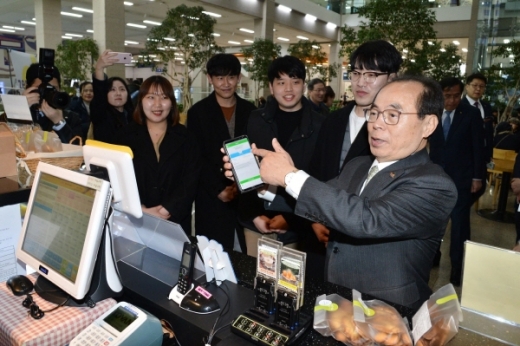 오거돈 부산시장이 시청 1층 가온비에서 제로페이 챌린지에 동참했다./사진제공=부산시