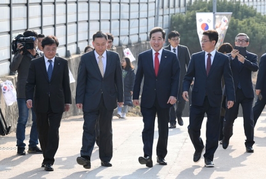 이낙연 국무총리(사진 오른쪽 두번째)가 지난달 28일 안동 임청각을 방문 했다. /사진=경상북도 제공. 