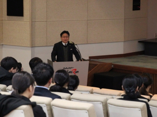 한국마사회 부경본부 정형석 본부장이 청중을 대상으로 설명하는 모습./사진제공=한국마사회 부경본부