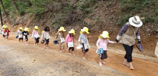 김해시 분성산 생태숲 숲해설가와 함께하는 어린이황톳길 체험/사진=김해시