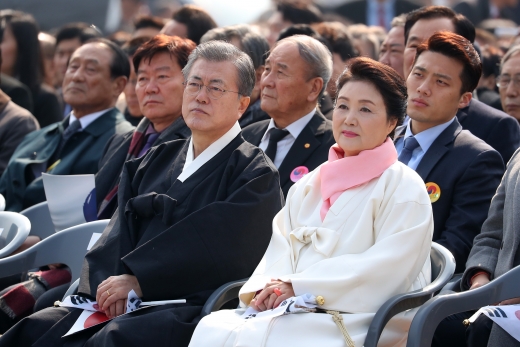 문재인 대통령과 부인 김정숙 여사가 1일 서울 광화문광장에서 열린 제100주년 3.1절 기념식에서 전국 및 전 세계 각지, 현장에서 낭독하는 독립선언서를 경청하고 있다./사진=뉴시스