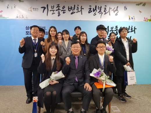 ▲ 화성시, 발빠른 민원처리로 시정 만족도 높인 '우수공무원' 시상식. / 사진제공=화성시