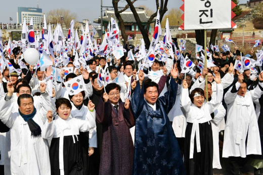 ▲ 염태영 수원시장(갈색옷)이 김진표 국회의원(남색옷)을 비롯한 수원시민들과 함께 ‘3.1운동 100주년 기념 시민문화제’를열고, 3.1 만세 운동을 재현하고 있다. / 사진제공=수원시