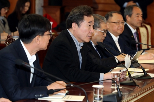 이낙연 국무총리가 2일 오전 서울 세종로 정부서울청사에서 열린 사립유치원단체 한국유치원총연합회(한유총)의 ‘개학연기 투쟁’과 관련한 긴급 관계부처·지자체 회의에서 모두발언을 하고 있다. / 사진=뉴스1 이광호 기자