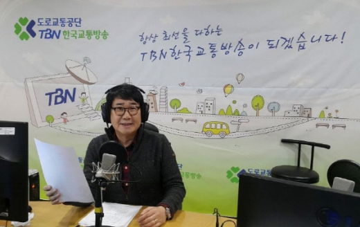 만능 엔터테이너의 원조 가수 전영록이 오는 5일(화) 오후 8시에 방송될 TBN 한국교통방송 '최양락의 탄탄대로'에 초대 손님으로 출연한다./사진제공=부산교통방송