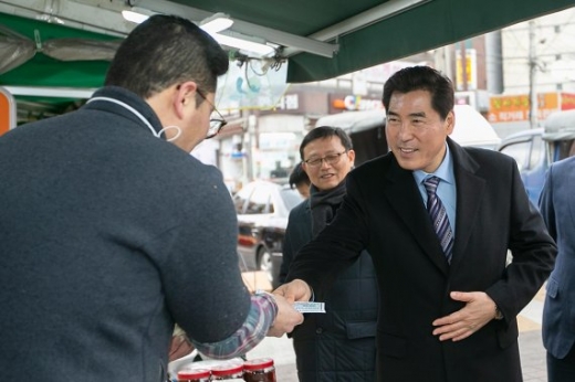 ▲ 김상돈 의왕시장 의왕사랑상품권으로 전통시장 장보기. / 사진제공=의왕시