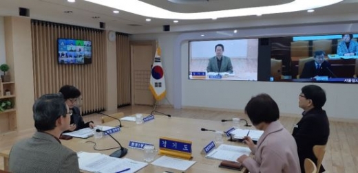 ▲ 김희겸 행정1부지사가 2일 오후 2시부터 진행된 '한국유치원총연합회(이하 한유총)의 유치원 개학연기 발표' 관련 교육부 등 5개 관계부처 차관 주재시도 부단체장 긴급영상회의에 참석하고 있다. / 사진제공=경기도 