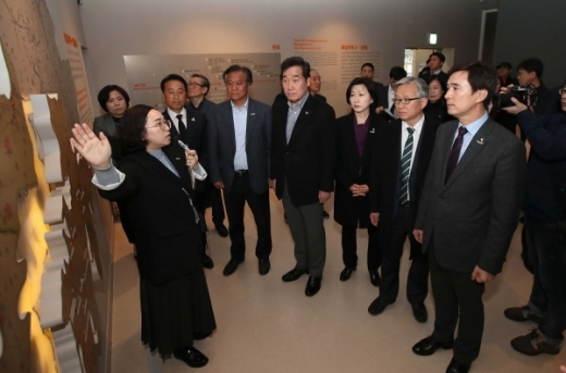 ▲ 스코필드 박사의 업적을 살펴보고 있는 이낙연 국무총리. /사진제공=화성시