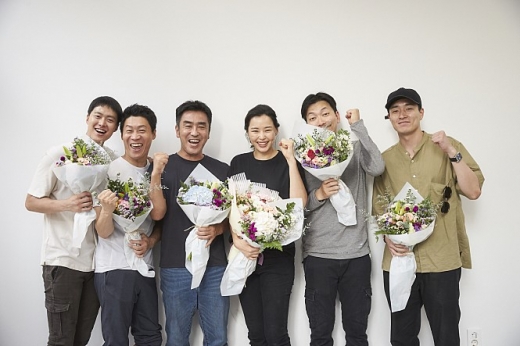 영화 '극한직업' 촬영 현장. 왼쪽부터 배우 공명, 진선규, 류승룡, 이하늬, 이동희, 이병헌 감독. /사진=CJ엔터테인먼트 제공