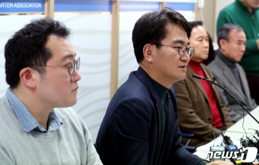 이덕선 한국유치원총연합회 이사장이 3일 오전 서울 용산구 한유총 사무실에서 열린 교육부의 전향적 입장변화 촉구 기자회견에서 취재진의 질문에 답하고 있다./사진=뉴스1 DB