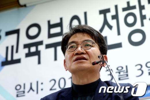 이덕선 한국유치원총연합회 이사장이 3일 오전 서울 용산구 한유총 사무실에서 열린 교육부의 전향적 입장변화 촉구 기자회견에서 취재진의 질문에 답하고 있다. /사진=뉴스1