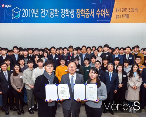 김종갑 한전 사장(사진 앞줄 가운데)이 최근 나주 한전 본사에서 '전기공학 장학생 장학증서 수여식' 후 학생들과 기념 사진을 찍고 있다./사진=한전 제공