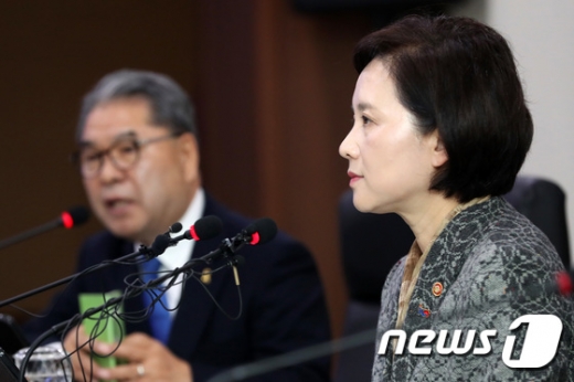 유은혜 사회부총리 겸 교육부 장관이 4일 오전 경기도 용인교육지원청에 설치된 사립유치원 입학 연기 비상대책 상황반을 방문했다./사진=뉴스1