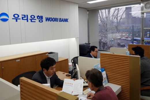 우리은행이 예비창업자와 경영 애로를 겪고 있는 자영업자를 대상으로 각종 컨설팅 서비스를 제공하는 우리 소상공인 창업지원센터에서 전문 컨설턴트이 상담을 진행하고 있다./사진=우리은행 @머니S MNB, 식품 외식 유통 · 프랜차이즈 가맹 & 유망 창업 아이템의 모든 것