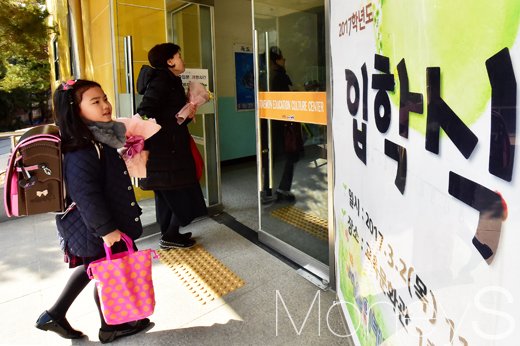 초등학교 입학식에 참석한 부모와 아이. /사진=임한별 기자