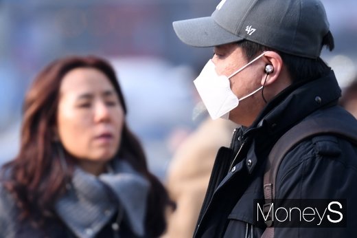 [머니S포토] 오늘도 미세먼지… '마스크 필수'