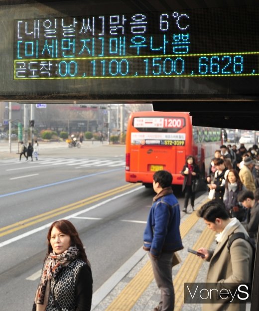 [머니S포토] 고농도 미세먼지 덮친 출근길