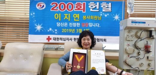 헌혈 명예대장을 수상한 대한적십자사 김해시지구 이지연 봉사원./사진제공=김해시