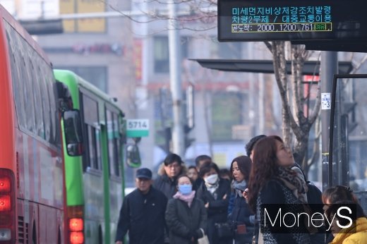 나흘 연속 전국 대부분 지역의 미세먼지 농도가 '나쁨' 수준을 보인 가운데 4일 오전 서울 마포구 합정역 부근 정류장에서 시민들이 버스를 기다리고 있다. /사진=장동규 기자