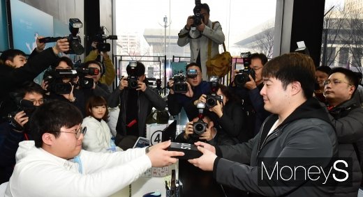 [머니S포토] 이동통신 3사, '갤럭시S10' 사전 개통 실시