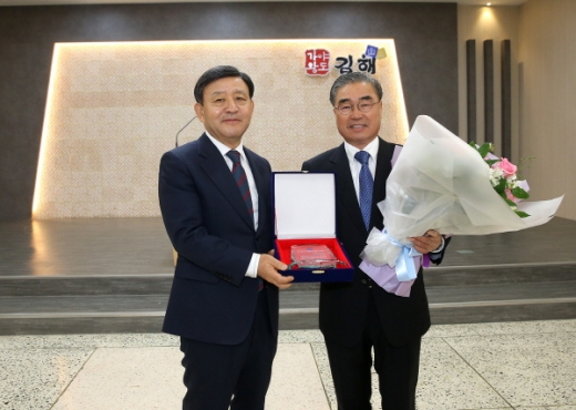 허성곤 김해시장(왼쪽)이 4일 3월 정례조회서 김철헌 대동중공업 대표에게 ‘이달의 자랑스러운 CEO’ 상을 수여했다. /사진제공=김해시