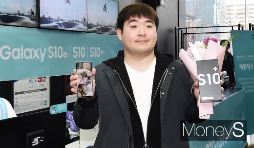 [머니S포토] 사전 개통 시작, '내 손 안에 갤럭시10'