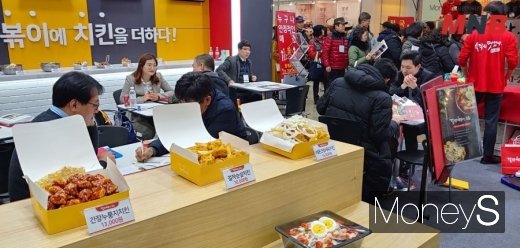 / 지난 박람회때 걸작떡볶이치킨 부스모습 (사진=강동완 기자) @머니S MNB, 식품 외식 유통 · 프랜차이즈 가맹 & 유망 창업 아이템의 모든 것