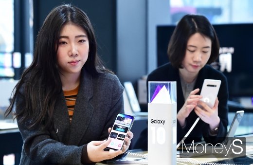 [머니S포토] 갤럭시S10, 8일 공식 출시 앞서 사전개통