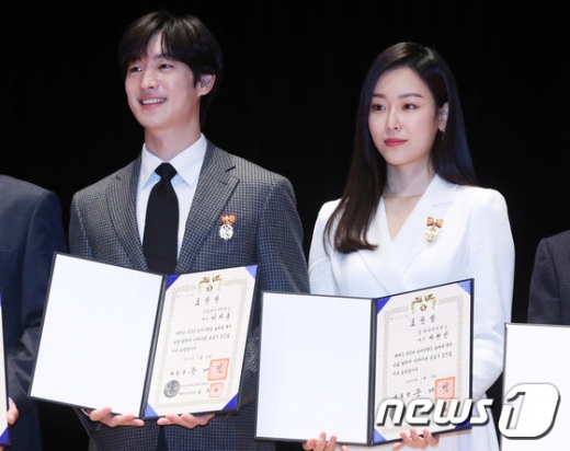 이제훈 서현진. 배우 이제훈과 서현진이 4일 오전 서울 강남구 코엑스에서 열린 제53회 납세자의 날에서 모범 납세자 우수 표창장을 들고 미소를 짓고 있다. /사진=뉴스1