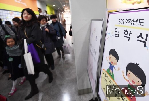 [머니S포토] 엄마 손 잡고 초등학교로