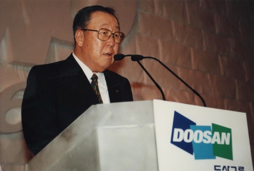박용곤 두산그룹 명예회장이 996년 8월 두산그룹 창업 100주년 축하 리셉션에서 인사말을 하고 있다. / 사진=두산그룹