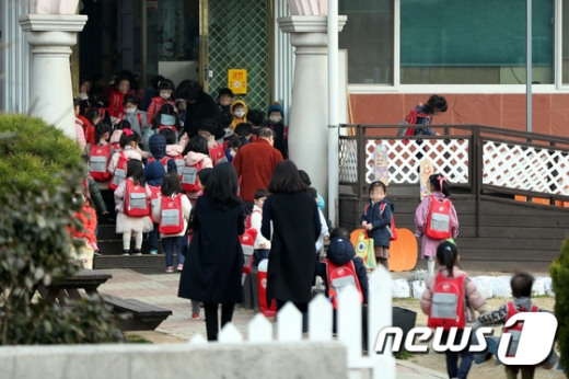 한국유치원총연합회(한유총)가 개학을 연기하며 정부지침 반대 투쟁에 나선 가운데 4일 오전 광주 광산구 한 유치원 앞에 원생들이 등원하고 있다. /사진=뉴스1