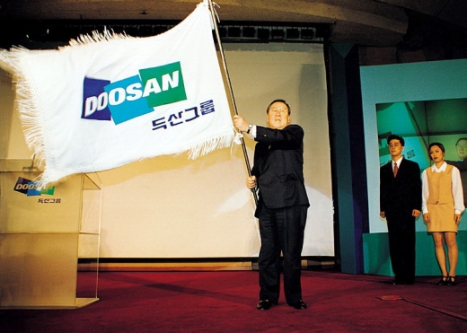 고 박용곤 두산그룹 명예회장이 1996년 5월 두산그룹 신 CI 선포식에서 새로운 심벌이 새겨진 그룹기를 흔들고 있다. / 사진=두산그룹