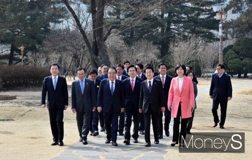 ▲손학규 바른미래당 대표(왼쪽부터), 이해찬 더불어민주당 대표, 문 의장, 황교안 자유한국당 대표, 정동영 민주평화당 대표, 이정미 정의당 대표.