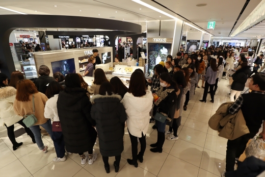 신세계면세점 본점 매장 중국 고객 줄이 늘어서 있다/사진=신세계인터내셔날