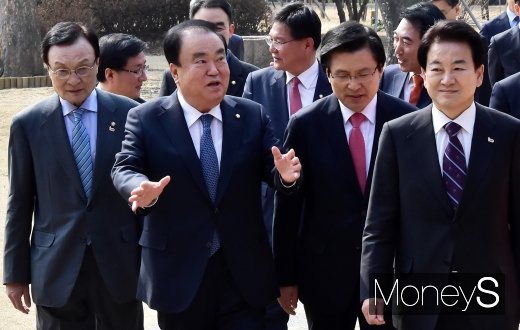 [머니S포토] 국회 사랑재 들어서는 문희상 의장과 여야 대표