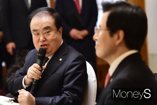 [머니S포토] 초월회 첫 출석 관련 입 뗀 문희상 의장
