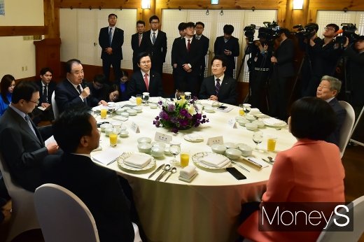 [머니S포토] 한자리에 모인 여야 대표, 3월 국회 가동