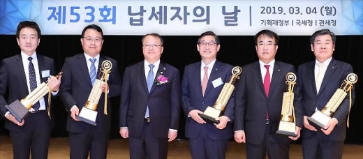 KEB하나은행은 서울 코엑스 컨벤션 센터에서 열린 제53회 납세자의 날 기념행사에서 모범 납세 기업으로 국가 재정에 기여한 공로를 인정받아 ‘고액납세의 탑’인 ‘국세 6천억원 탑’을 수상했다. 시상식 후 이후승 KEB하나은행 경영기획그룹장(왼쪽 네 번째)이 한승희 국세청장(왼쪽 세 번쨰) 등과 기념촬영을 하고 있다./사진=KEB하나은행