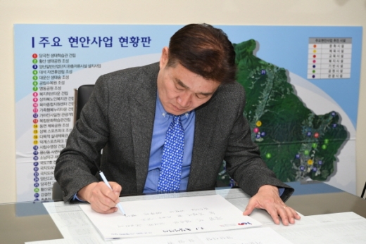 김일권 양산시장이 ‘독립선언서 필사 챌린지’에 참여했다./사진제공=양산시