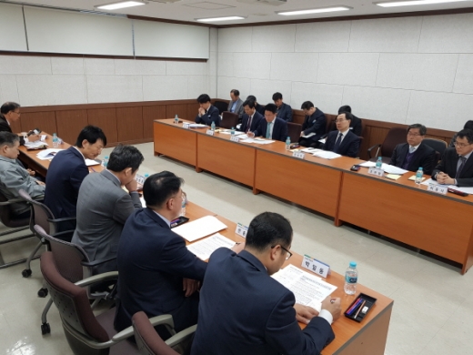 4일 경남도청에서 문승욱 경상남도 경제부지사 주재로 대우조선해양 협력 업체들이 위치한 6개 시군 부단체장들과 지역 상공회의소 회장들이 참석한 가운데 ‘대우조선해양 매각과 관련한 시군 협의회’를 개최했다./사진제공=경남도