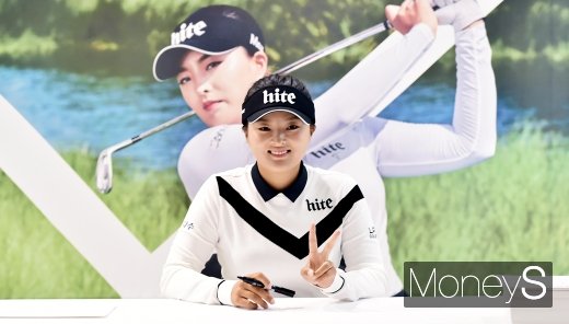 [머니S포토] LPGA 고진영, 팬들 환호에 만개한 미소꽃