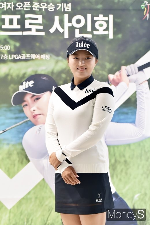 [머니S포토] 사인회 참석 고진영 프로, 언제나 환한 미소