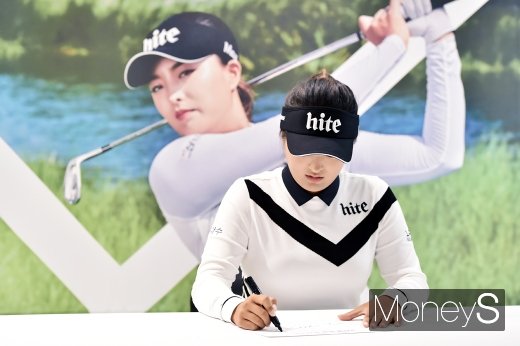 [머니S포토] 슈퍼루키 고진영, 사인은 정성껏