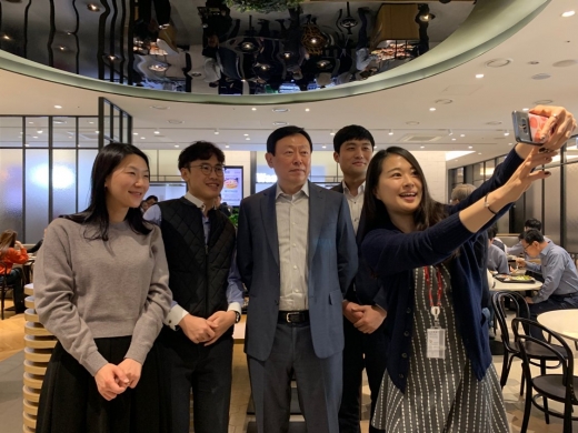 신동빈 롯데그룹 회장이 4일 구내식당에서 직원들과 셀카를 찍고 있다./사진=롯데그룹